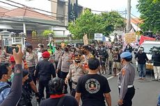 Terjadi Aksi Lempar Batu, Demo Mahasiswa Papua di Bali Berujung Bentrok dengan Ormas PGN 