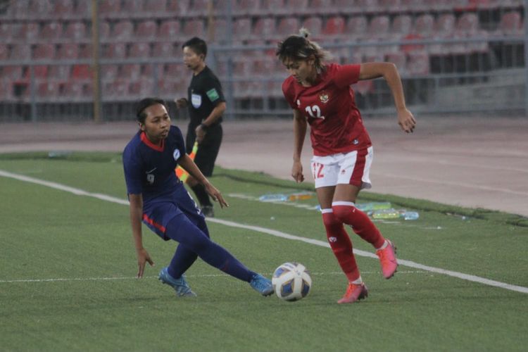 Penyerang timnas putri Indonesia, Zahra Muzdalifah, beraksi dalam laga Kualifikasi Piala Asia Wanita 2022 kontra Singapura di Stadion Republican Central, Dushanbe, Tajikistan, Senin (27/9/2021). Terkini, Zahra Muzdalifah secara resmi bergabung dengan klub asal Jepang, Cerezo Osaka Yanmar Ladies.