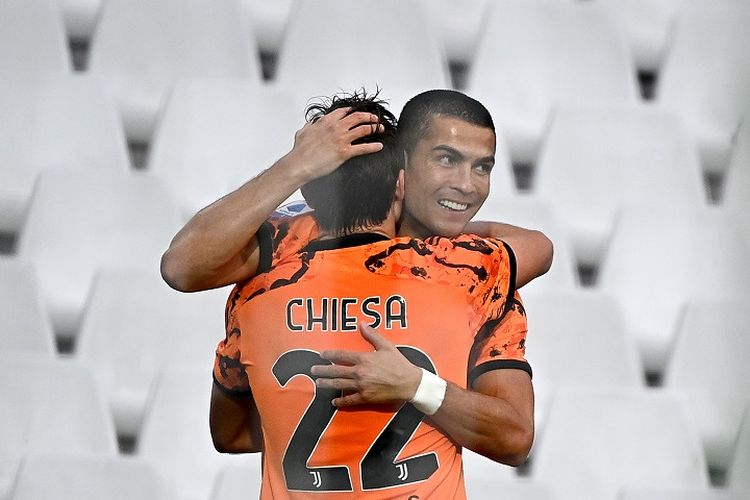 Striker Juventus Cristiano Ronaldo (kanan) merayakan gol dengan rekan setimnya Federico Chiesa dalam pertandingan Serie A Italia antara Spezia vs Juventus di Stadion Dino Manuzzi di Cesena pada 1 November 2020.