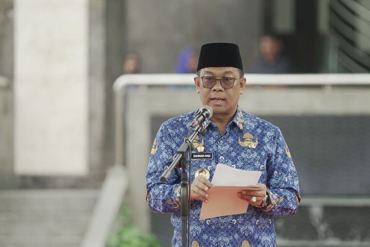 Pj Gubri Rahman Hadi saat menjadi inspektur upacara peringatan Hari Bhakti PU ke-79 di Halaman Kantor PU Provinsi Riau, Selasa (3/12/2024).