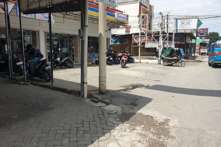 Suasana lokasi pria inisial A tewas di halaman depan Indomaret, di Jalan Besar Tanjung Anom, Kabupaten Deli Serdang, Sumatera Utara pada Jumat (4/7/2025). 