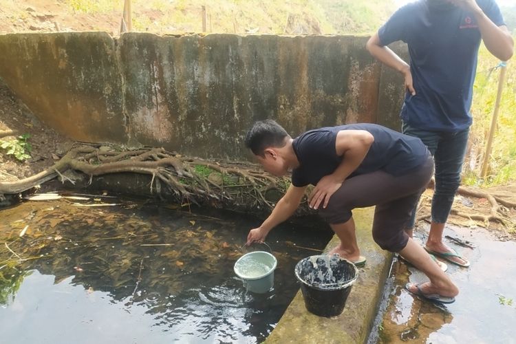 Warga Wonoplumbon, Kecamatan Mijen, Kota Semarang ambil air di belik karena kekurangan air