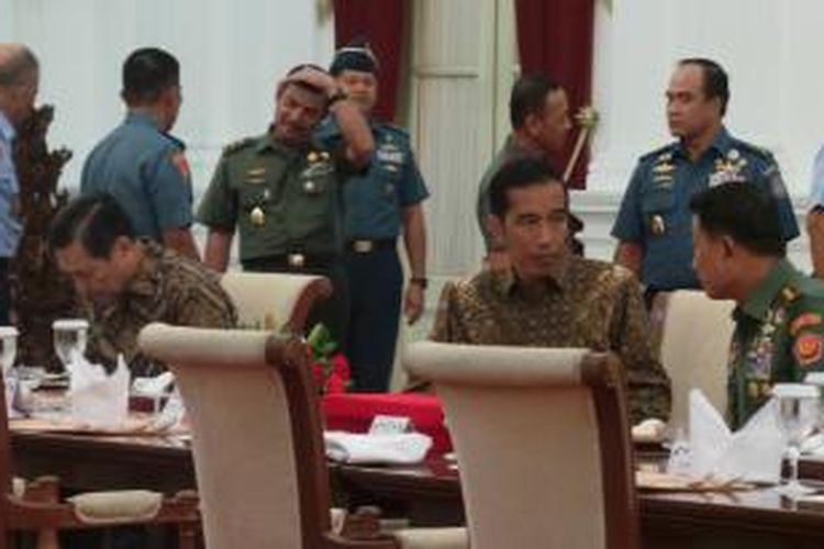 Presiden Joko Widodo santap siang bersama dengan pejabat TNI dan BIN di istana kepresidenan, Selasa (3/2/2015).