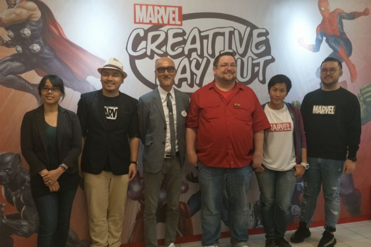 Editor in Chief Marvel Comics, CB Cebulski (baju merah), bersama para empat ilustrator Marvel Comics dari Indonesia dan Vice President Creative Disney China, Allen Au-Yeung, dalam acara Marvel Creative Day Out di Universitas Binus, Jakarta Barat, Jumat (12/1/2018).