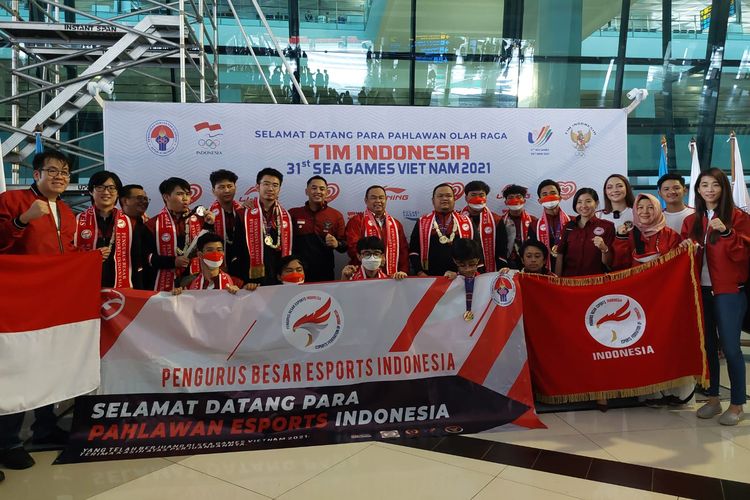 Tim Esport Indonesia yang bertanding di nomor PUBG Mobile dan berhasil meraih medali emas SEA Games 2021 Vietnam tiba di Bandara Soekarno Hatta, Tangerang, Banten, Kamis (26/5/2022).