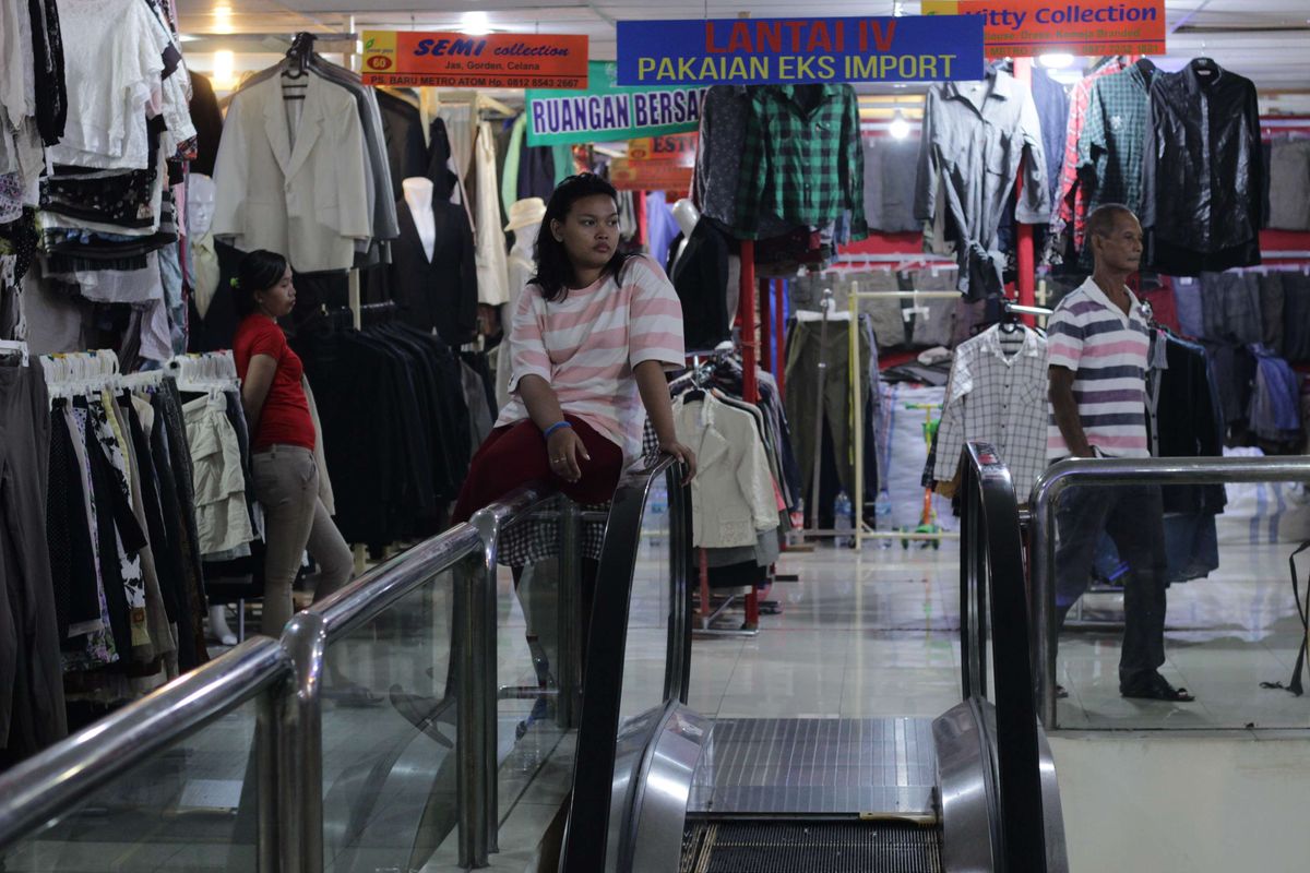 Pedangang yang menunggu kedatangan pembeli di Pasar Baru Metro Atom, Jakarta Pusat, Rabu (4/12/2019). Pemindahan ini karena para pedagang berjualan di bahu Jalan Raya Senen menyebabkan kemacetan dan terlihat kumuh.