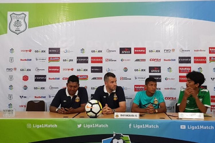 Pelatih dan pemain Bhayangkara FC, Simon McMenemy (dua dari kiri) dan T.M Ichsan (tiga dari kiri) pada konferensi pers sebelum laga kontra tuan rumah PSMS Medan, Jumat (30/3/2018).
