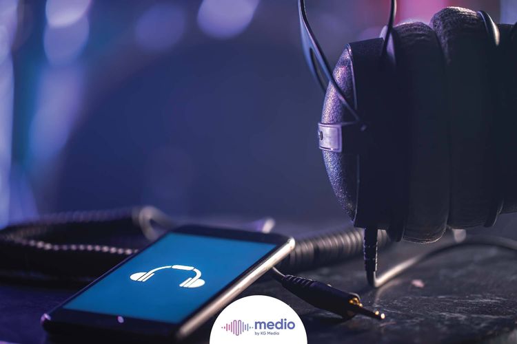 Mixer dan Audio Interface adalah dua alat yang biasanya digunakan untuk memproduksi podcast.