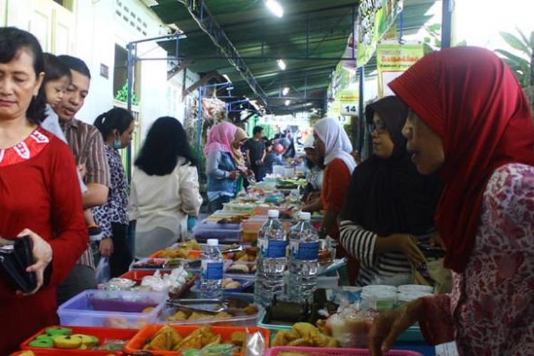 Pasar Sore Ramadhan Kauman adalah salah satu pasar di sebuah gang sempit Kauman yang menjadi favorit warga Yogyakarta saat mencari hidangan untuk takjil dan buka puasa.