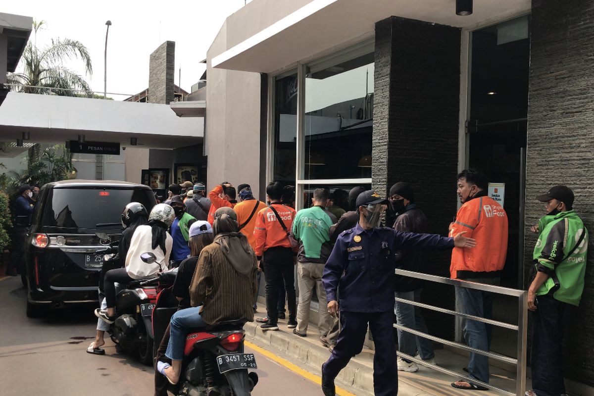 Antrean pemesanan BTS Meal terlihat mengular di layanan Drive Thru McDonalds Kemang, Bangka, Mampang Prapatan, Jakarta Selatan pada Rabu (9/6/2021) siang.