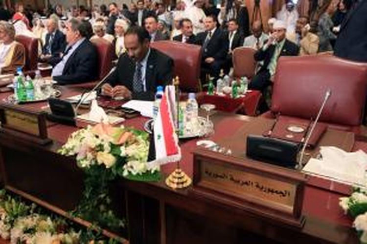 Menteri Luar Negeri Somalia, Abdirahman Udale Bayle, duduk di sebelah kursi kosong yang seharusnya ditempati Menteri Luar Negeri Suriah, dalam sesi pertemuan para menlu di KTT Liga Arab di Kuwait City, Selasa (24/3/2014). Suriah didepak dari keanggotaan Liga Arab terkait konflik bersennjata di dalam negerinya.