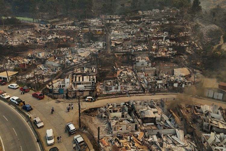 Foto udara dari puing-puing rumah yang hangus terbakar setelah kebakaran hutan di Concepcion, Chili, Minggu (18/1/2026). Presiden Chile Gabriel Boric mengumumkan darurat nasional untuk dua wilayah selatan di mana kebakaran hutan yang hebat telah memaksa sekitar 20.000 orang untuk mengungsi dari rumah mereka.