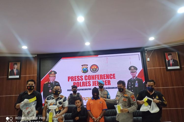 HL, pedagang yang ditangkap karena membuat dan menjual dawet bercampur karbit, saat pers rilis di Polres Jember, Rabu (16/11/2022).