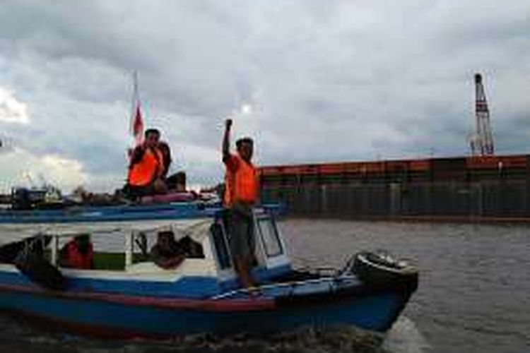 Hari kedua upaya pencarian Erwin, korban tenggelam di Sungai Mahakam Samarinda, Kalimantan Timur, Kamis (17/11/2016) belum membuahkan hasil. Erwin diduga menceburkan diri ke sungai untuk menghindar dari kejaran polisi saat penggerebekan perjudian.