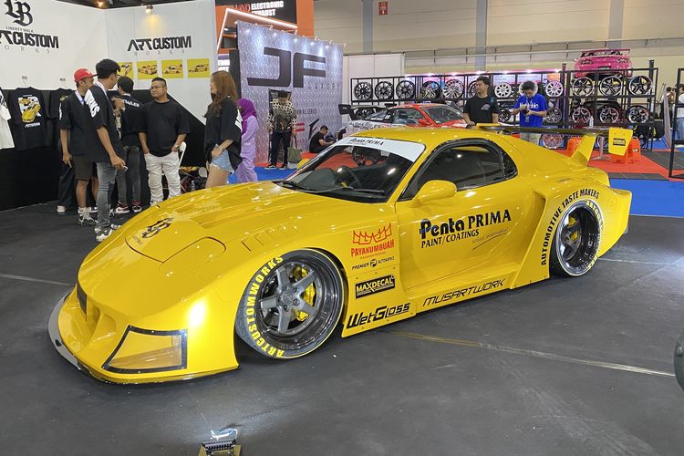 Mazda RX-7 Pakai Wide Bodykit dari Liberty Walk