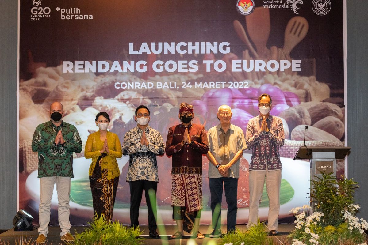 Menparekraf Sandiaga Salahuddin Uno bersama dengan Duta Besar (Dubes) RI untuk Bulgaria, Makedonia Utara, dan Albania, Iwan Bogananta dan pemilik Bella Ltd, Dimitri Ventilous dalam agenda Kick-off Rendang Goes to Europe, di Jakarta, 