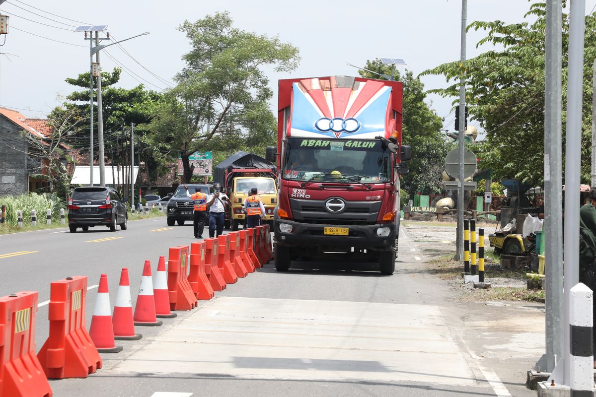 Uji coba penimbangan truk dengan perangkat Weigh In Motion di Jembatan Timbang Kulwaru, Kulon Progo, Rabu (26/1/2022)