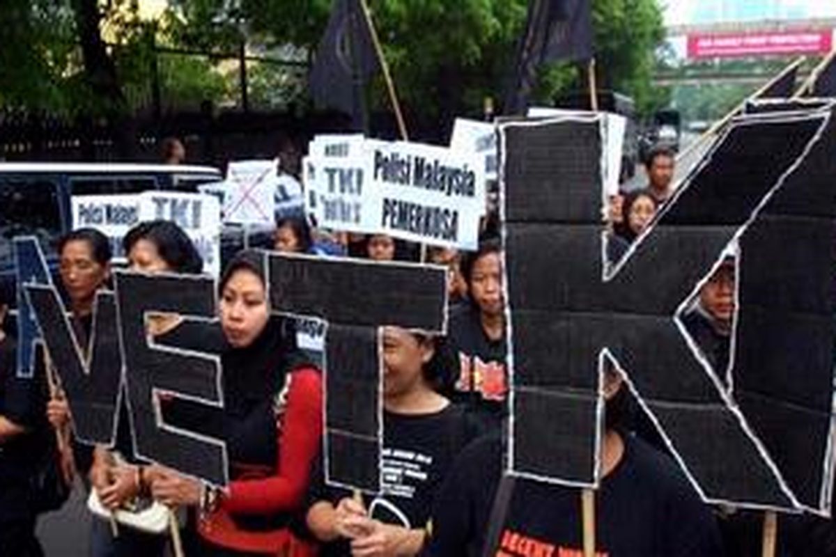 Sejumlah massa terutama perempuan yang tergabung dalam Migrant Care melakukan demo di depan Kedutaan Besar Malaysia, Jakarta, Jumat (16/11/2012), siang. Massa mengecam pemerintah Malaysia yang melanggar Hak Asasi Perempuan terutama TKI dan menuntut menuntut penuntasan hukum kasus kekerasan seksual Tenaga Kerja Indonesia oleh tiga polisi Malaysia. Serta meminta pemerintah Indonesia untuk mengirimkan nota protes diplomasi dan menarik Dubes RI di Malaysia.  