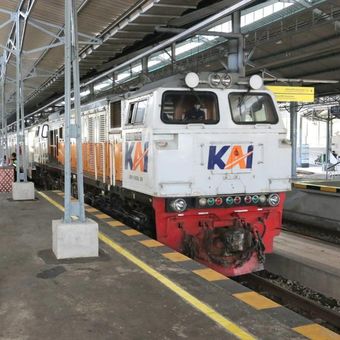 Ilustrasi kereta api. Daftar kereta api subsidi 2025. Daftar kereta api PSO 2025. Daftar kereta subsidi 2025. Harga tiket kereta subsidi 2025.