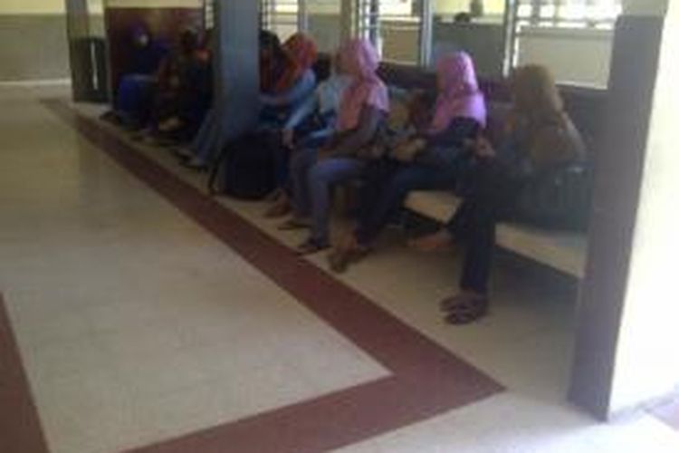 Keluarga korban menunggu di samping ruang ICU RSAL Surabaya.
