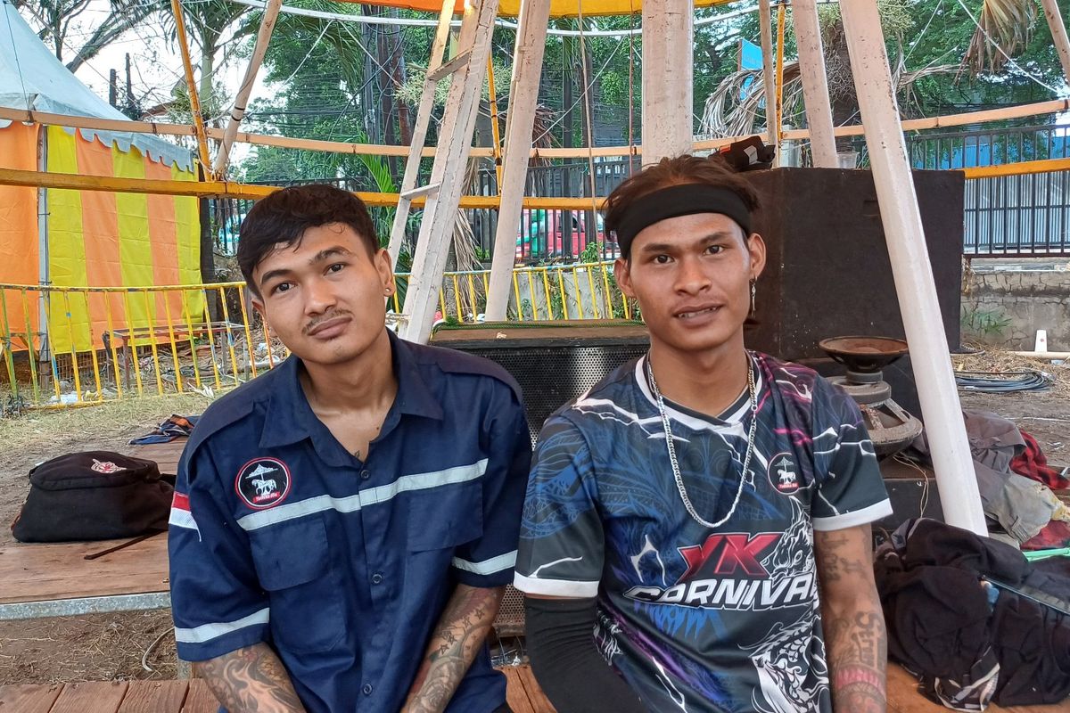 Dua pengayun Ombak Banyu, Ipung (23/kiri) dan Joni (21/kanan) saat ditemui Kompas.com di Pasar Malam Caglak, Gedong, Pasar Rebo, Jakarta Timur, Selasa (11/6/2024).