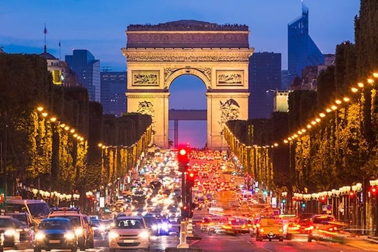 Keramaian jalan di pusat bangunan The Arc de Triomphe Paris, Prancis