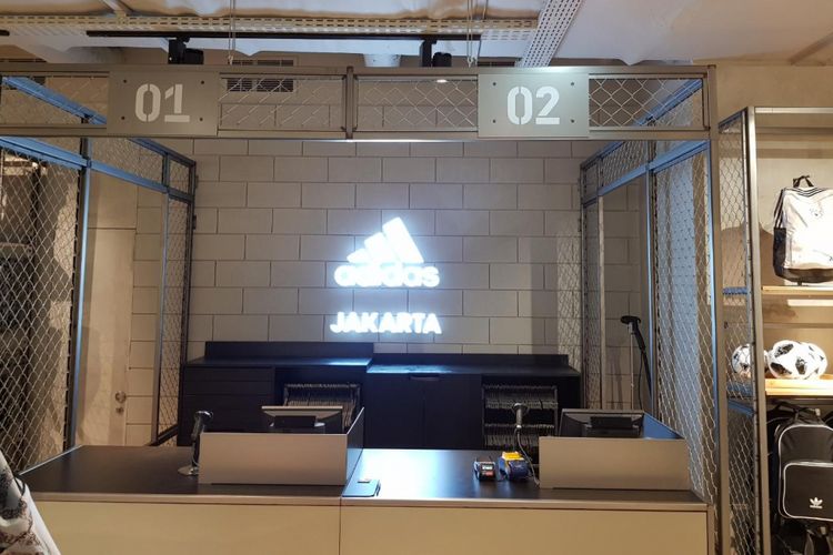 Kasir gerai Adidas Grand Indonesia mirip seperti loket tiket di stadion. Gerai ini mengusung konsep Stadium dan pertama di Indonesia.