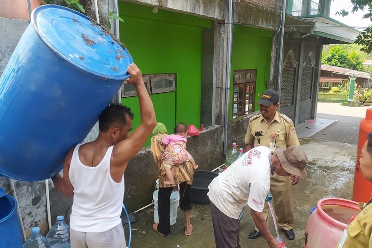 Warga Jabungan, Banyumanik, Kota Semarang, Jawa Tengah antre mendapatkan air bersih