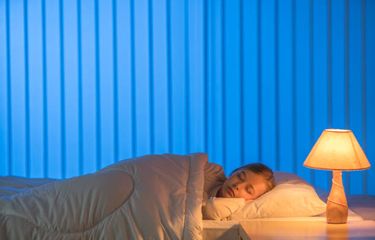 Ilustrasi tidur dengan lampu menyala.