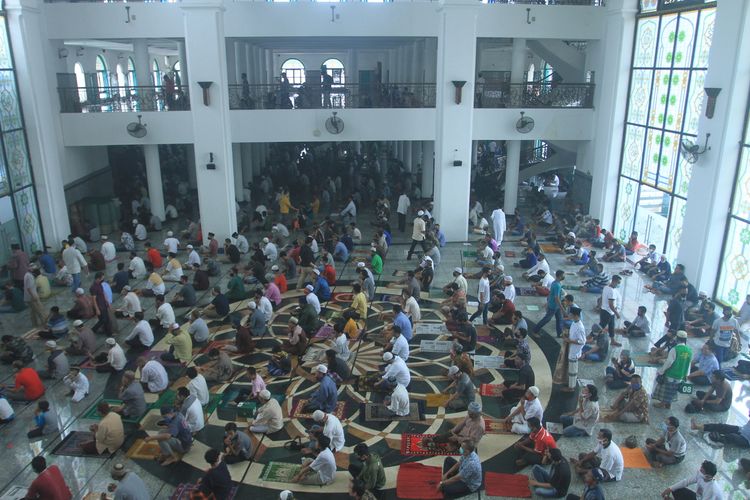 Pelaksanaan shalat Jumat yang berlangsung di Masjid Agung Sultan Mahmud Badaruddin I Jayo Wikramo Palembang.