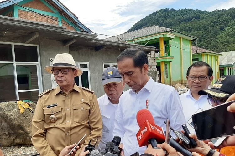 Presiden Joko Widodo (Jokowi) saat memberikan keterangan terkait kunjungannya ke lokasi banjir bandang di Lebak, Banten, Selasa (7/1/2020). 