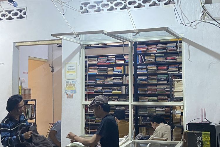 Saat Buku Lawas, Kopi, dan Diskusi Bertemu di Karang Menjangan
