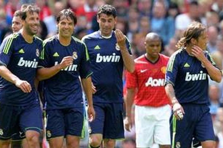 Para pemain Real Madrid Legends merayakan gol Fernando Morientes ke gawang Manchester United Legends di Stadion Old Trafford, Manchester, Minggu (2/6/2013). Pada laga tersebut, Madrid Legends menang 2-1 atas MU Legends.