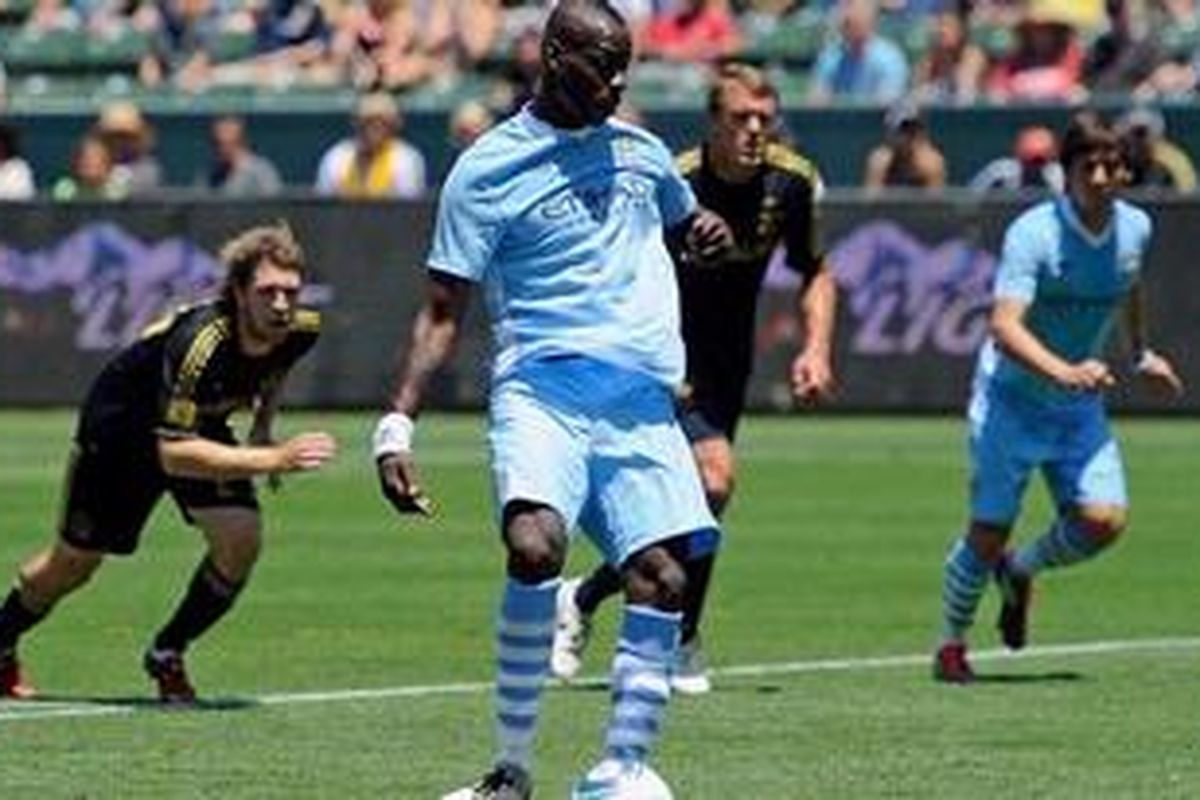 Penyerang Manchester City sesaat sebelum melakukan eksekusi penalti, yang berujung gol, pada pertandingan persahabatan melawan Los Angeles Galaxy, di Stadion Home Depot Center, Carson, California, Minggu (24/7/2011). 