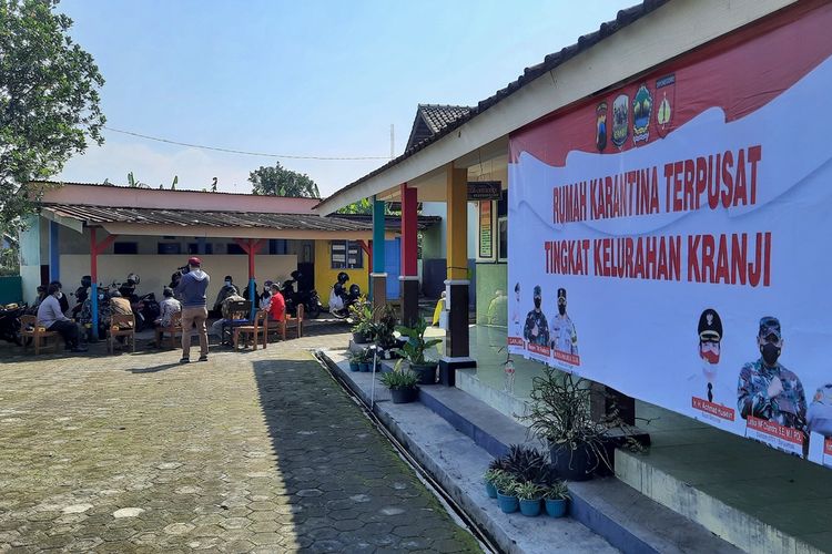 Sejumlah warga RT 4 RW 2 Kelurahan Kranji, Kecamatan Purwokerto Timur, Banyumas, Jawa Tengah mengikuti mediasi di SDN 8 Kranji, Jumat (2/7/2021).