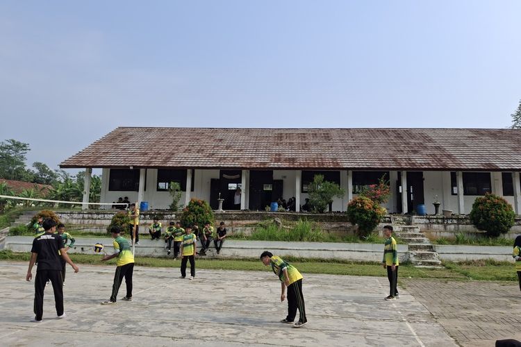 Suasana di SMAN 1 Cimarga saat para siswa kembali masik sekolah setelah aksi mogok dua hari, Rabu (15/10/2025).