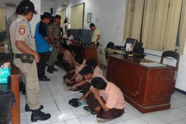 Sembilan siswa SMK di Jember, Jawa Timur, digelandang ke Kantor Satpol PP setempat, Jumat (9/1/2014). Mereka dibawa kantor Satpol PP karena kedapatan berpesta miras.