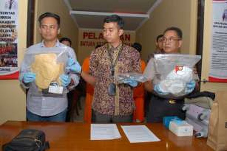 Kepala Sat Reskrim Polres Sukabumi, AKP Gilang Prasatya (tengah) menunjukkan barang bukti beserta tiga tersangka saat jumpa pers di Polres Sukabumi, Palabuhanratu, Jawa Barat, Jumat (5/8/2016).