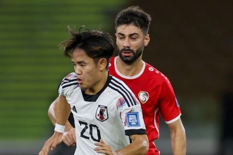 Penyerang Jepang, Takefusa Kubo, berlari dengan bola dalam Kualifikasi Piala Dunia 2026 Zona Asia yang mempertemukan Syria vs Jepang di Stadion Abdullah Al-Faisal pada 21 November 2023.