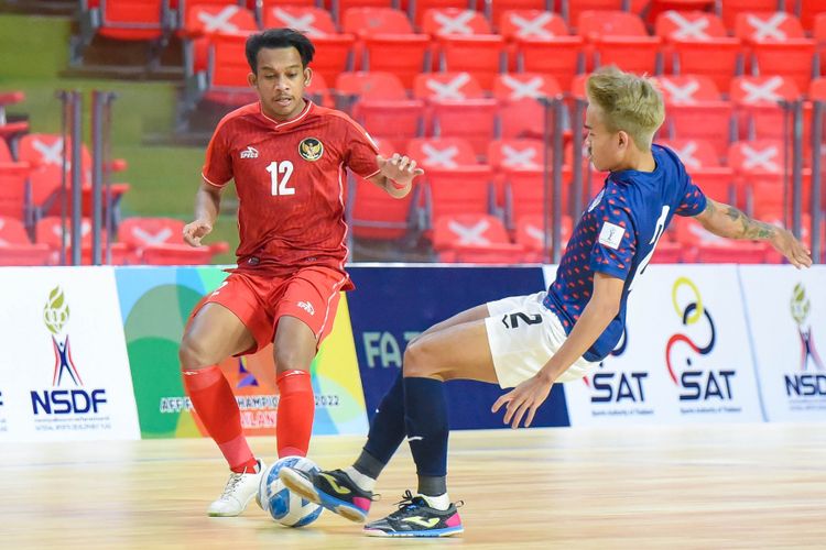 Flank timnas futsal Indonesia, Ardiansyah Runtuboy (kiri), berebut bola dengan pemain Kamboja dalam babak penyisihan Grup A Piala AFF Futsal 2022, Rabu (6/4/2022) di Hua Mark Indoor Stadium, Thailand.