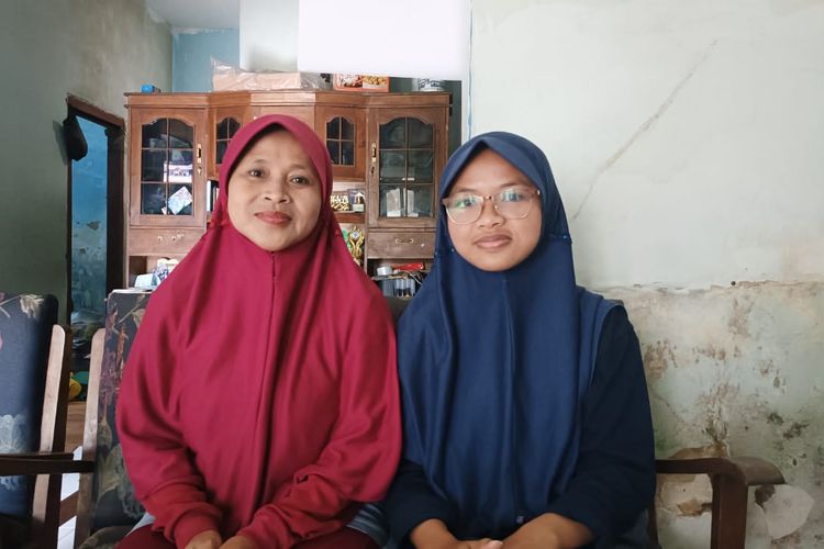 Chaswanah Aini, siswa asal Malang yang diterima di 3 perguruan tinggi luar negeri, berfoto dengan ibunya, Puji Rayahu Riningsih.