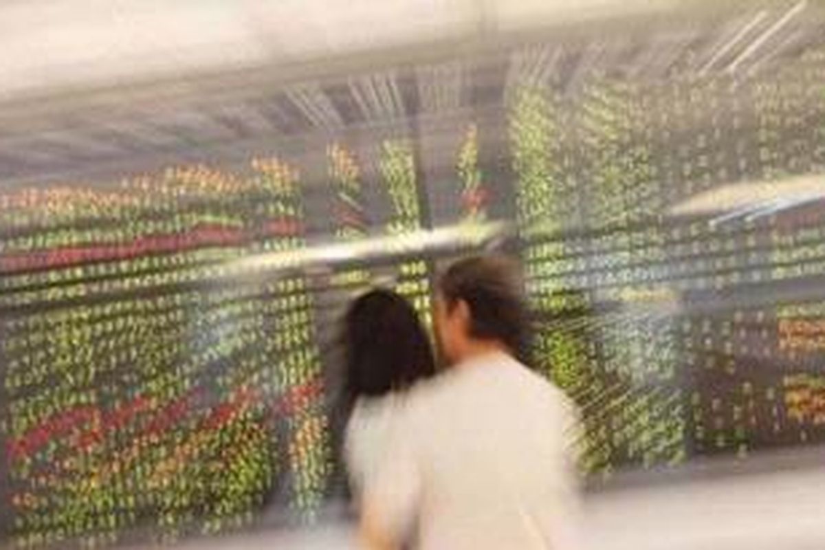 ILUSTRASI: Pengunjung mengamati pergerakan indeks harga saham gabungan (IHSG)  