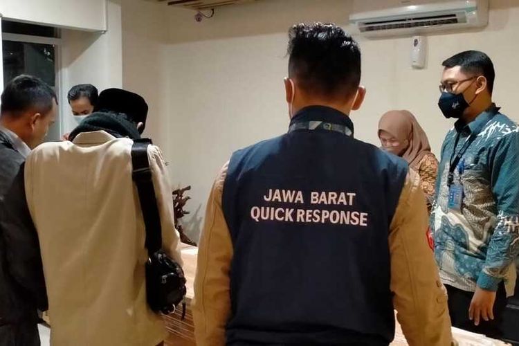 Tim Jabar Quick Respons saat menjemput jenazah Nurhayati, mahasiswa asal Cianjur yang meninggal di Kairo, Mesir.