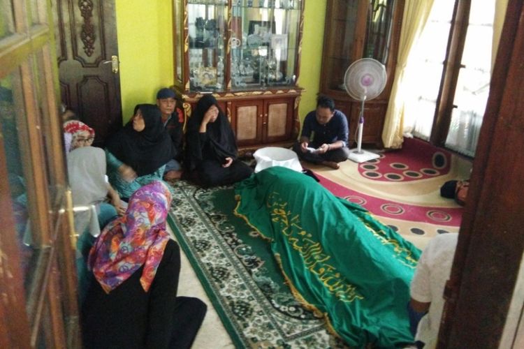 Sejumlah kerabat saat melayat almarhum Dodo Mulyana (69) ayah komedian Sule di Kampung Kamarung, Kelurahan Citereup, Kecamatan Cimahi Utara, Rabu (11/10/2017)