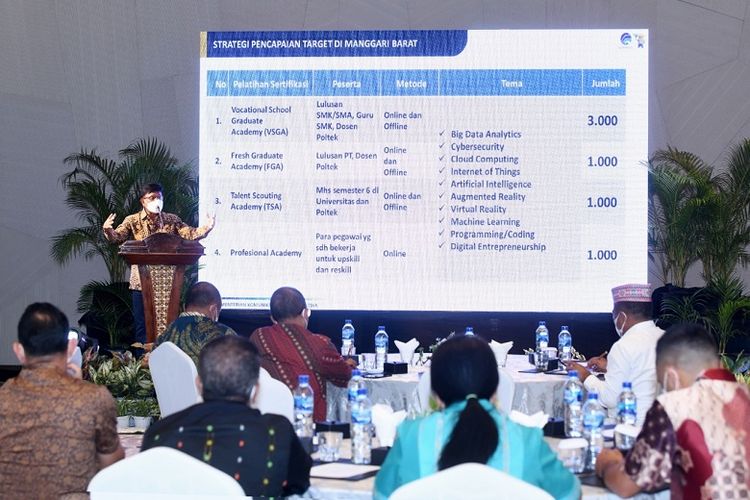 Menteri Kemenkominfo Johnny G. Plate dalam acara Penandatanganan MoU Kerjasama Badan Penelitian dan Pengembangan SDM Kemenkominfo dengan Pemkab Manggarai Barat di Ayana Hotel, Labuan Bajo, NTT, Jumat (10/12/2021).