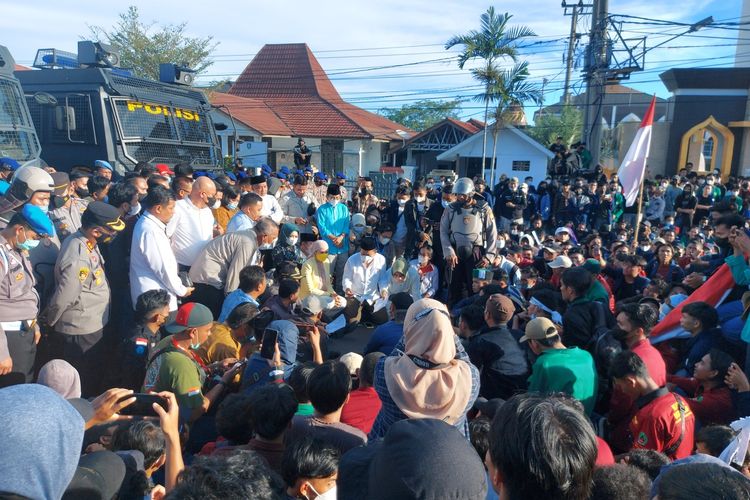 Mahasiswa Bengkulu dan DPRD berdialog di jalan saat unjuk rasa, Senin (11/4/2022).