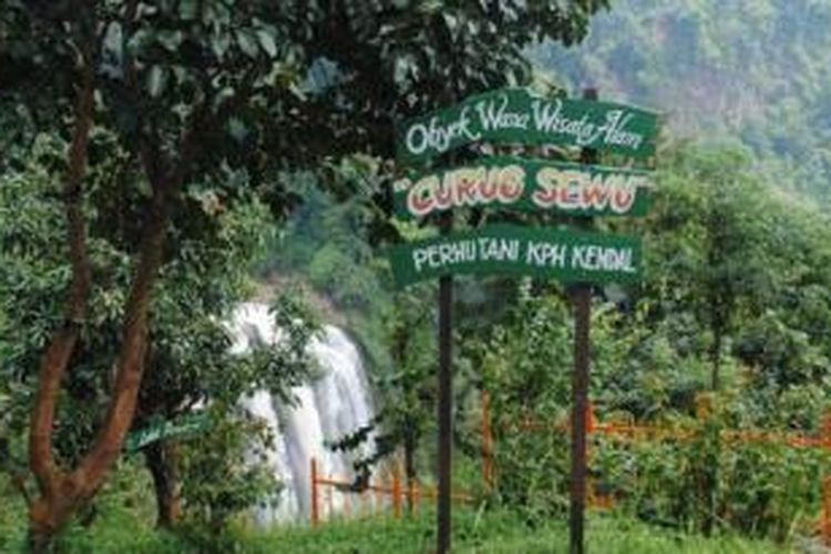 Taman wisata Curug Sewu, Kendal, Jawa Tengah.