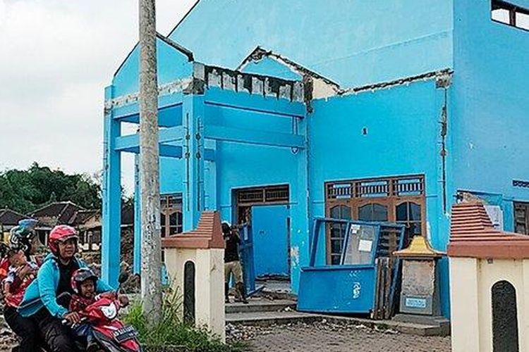 Sejumlah pekerjaan melakukan pembongkaran gedung kantor Desa Kuwiran, Kecamatan Banyudono, Kabupaten Boyolali, Senin (23/1/2023). 