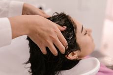 3 Cara Pijat Kulit Kepala demi Rangsang Pertumbuhan Rambut