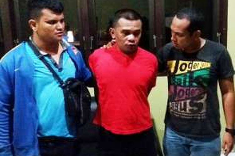 Sipir lapas (kaus merah) ini menjadi otak pelaku pembunuh personel Brimobda Sumatera Utara, Kamis (1/12/2016).